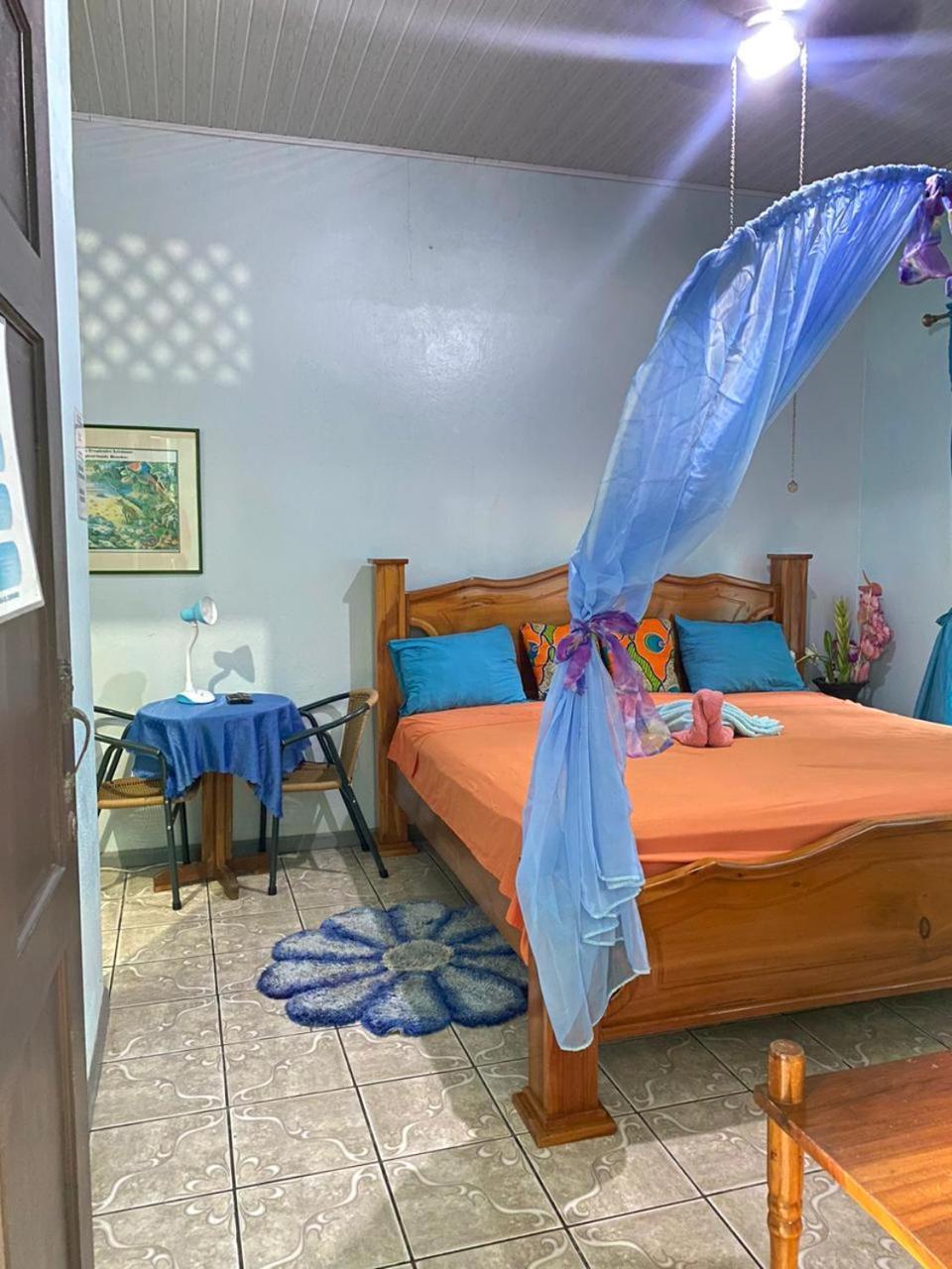 Cabinas Mitchaelle'S Puerto Viejo de Talamanca Exterior photo